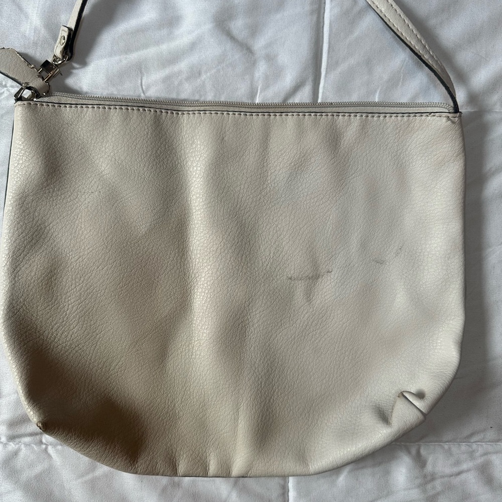 Small white guess purse
No inside pockets